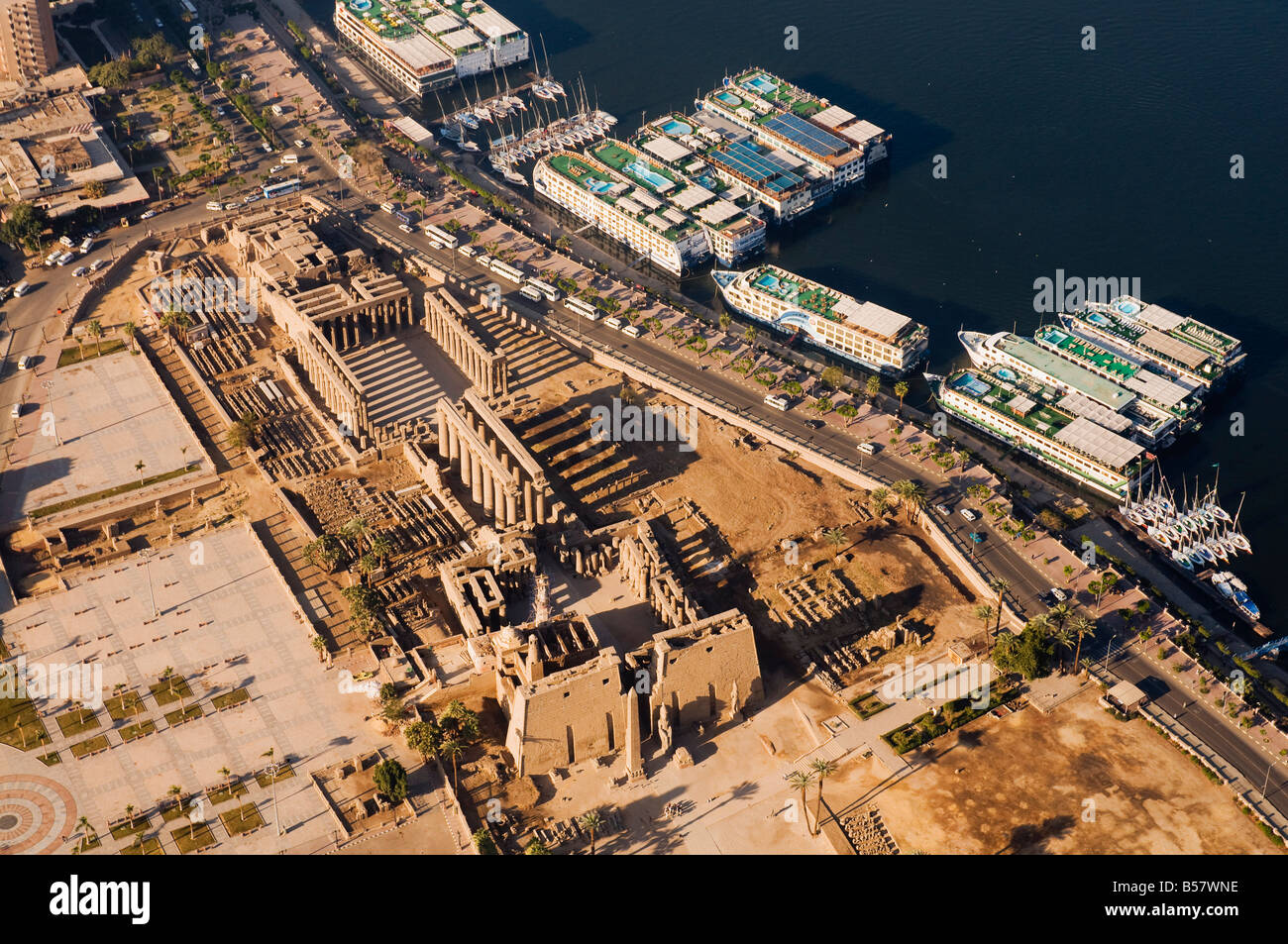 Vista aérea del Templo de Luxor y el río Nilo, Luxor, Tebas, Sitio del Patrimonio Mundial de la UNESCO, Egipto, el Norte de África, África Foto de stock