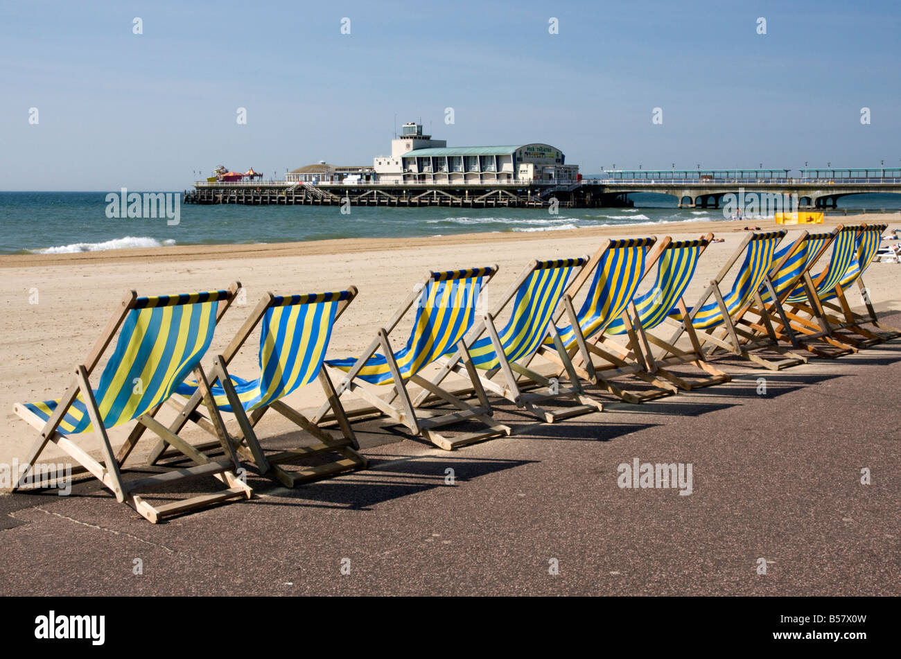 Bournemouth East Beach, tumbonas y Pier, Dorset, Inglaterra, Reino Unido, Europa Foto de stock