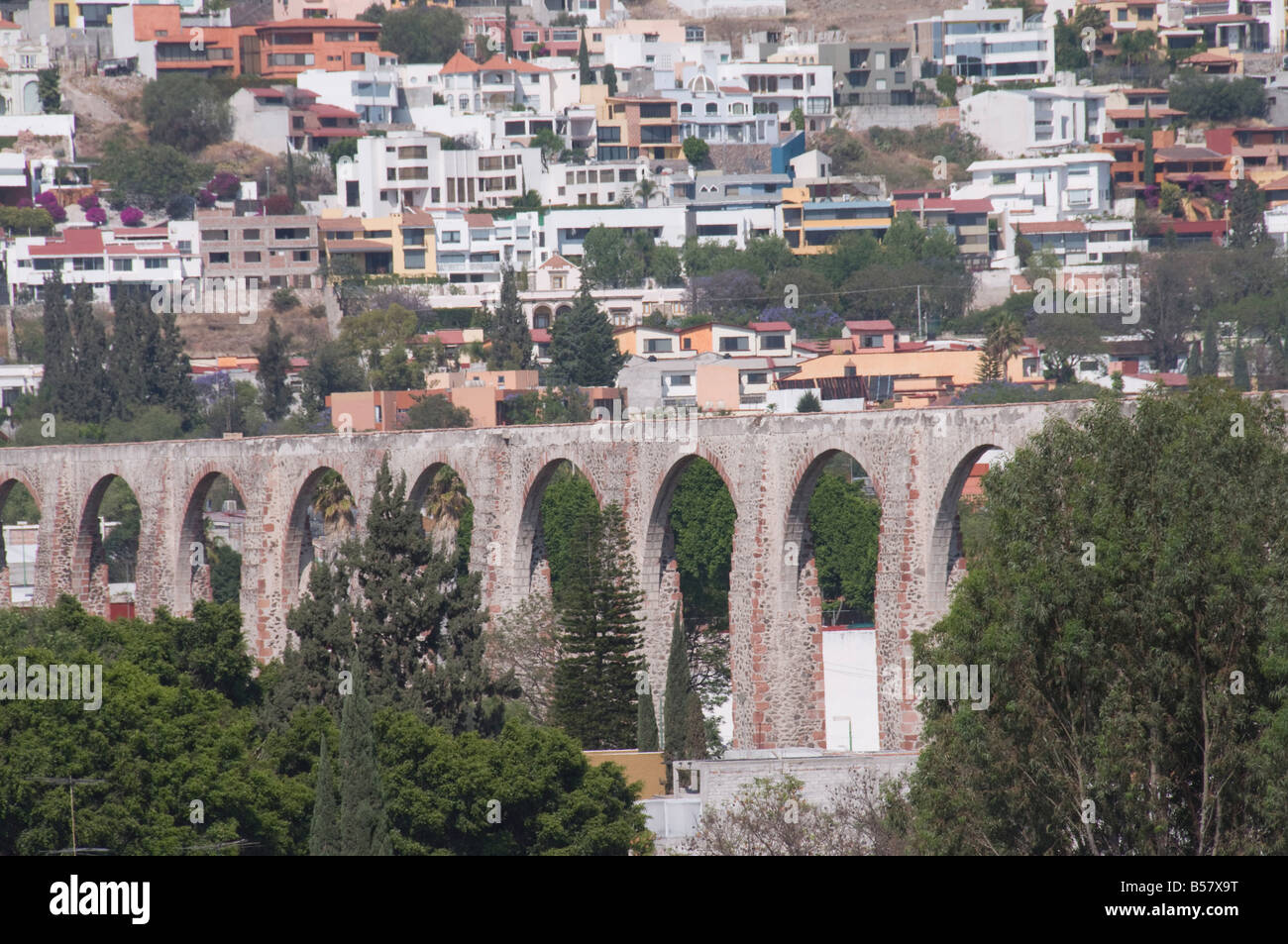 Acueducto construido en el 1720s y 1730s para traer agua desde los manantiales cercanos a Santiago de Querétaro, Querétaro, Estado de Querétaro Foto de stock