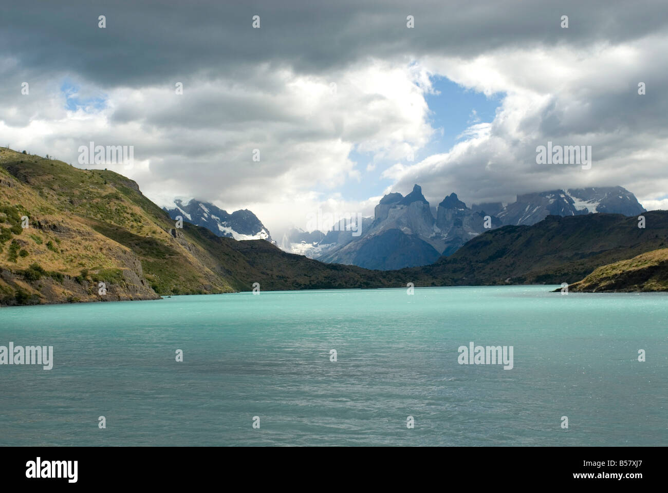 Las dos torres están en frente del Río Paine en el Parque Nacional Torres del Paine, Chile, Sudamérica Foto de stock