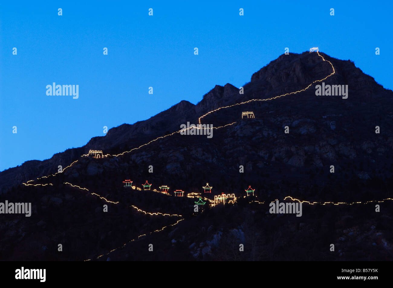 Visualización de noche iluminaciones y copia de la Gran Muralla de China en la garganta de Longqing festival de esculturas de hielo, Beijing, China Foto de stock