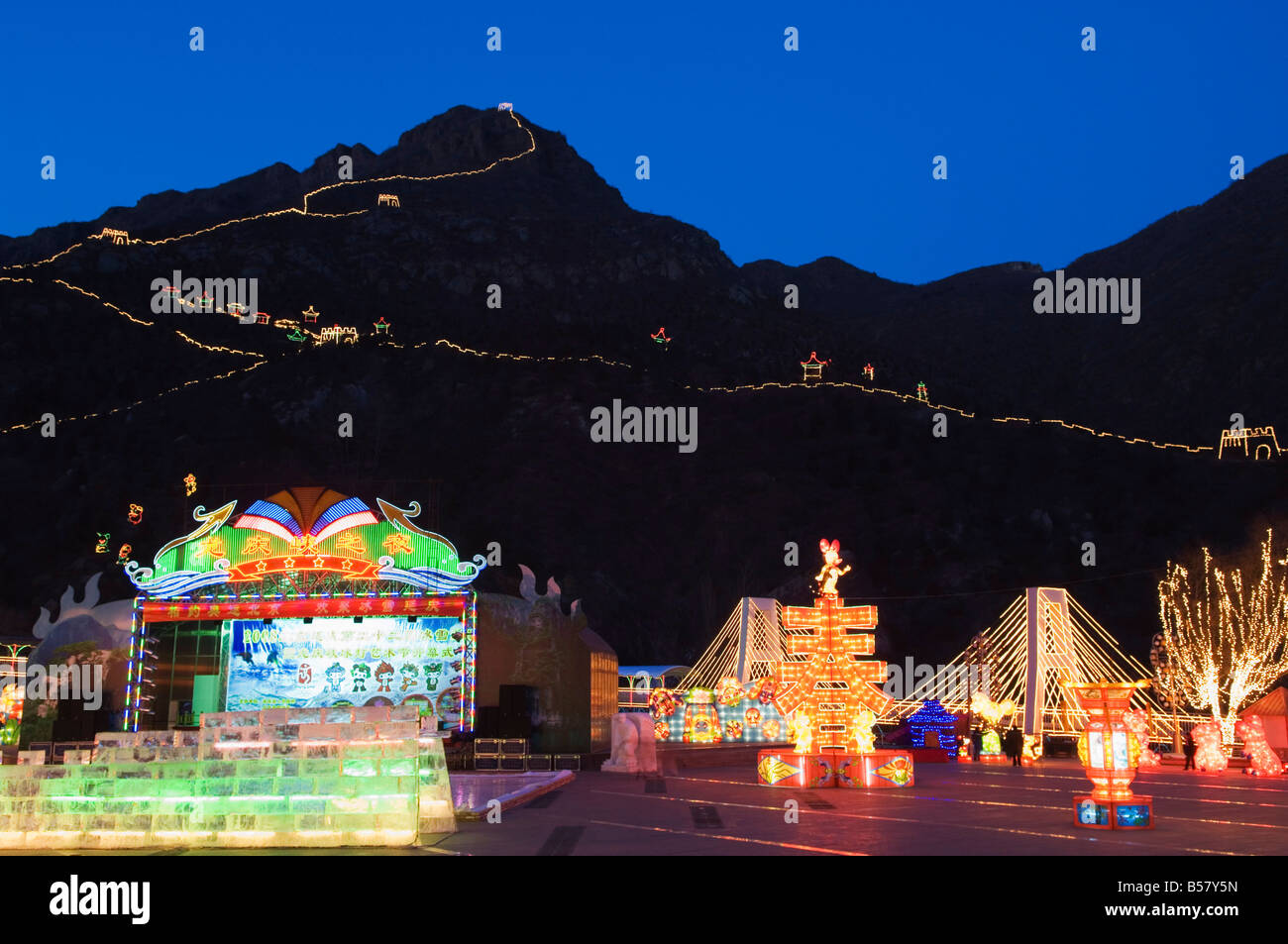 Visualización de noche iluminaciones y copia de la Gran Muralla de China en la garganta de Longqing festival de esculturas de hielo, Beijing, China Foto de stock