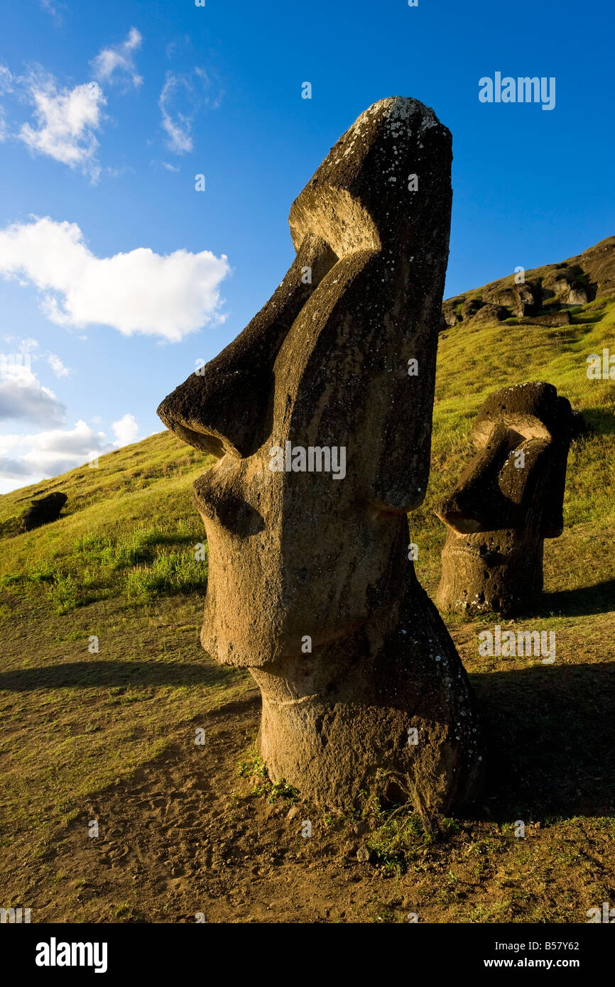 Gigantes de piedra monolítica estatuas moai en Rano Raraku, Rapa Nui (Isla de Pascua), Sitio de Patrimonio Mundial de la UNESCO, Chile, Sudamérica Foto de stock
