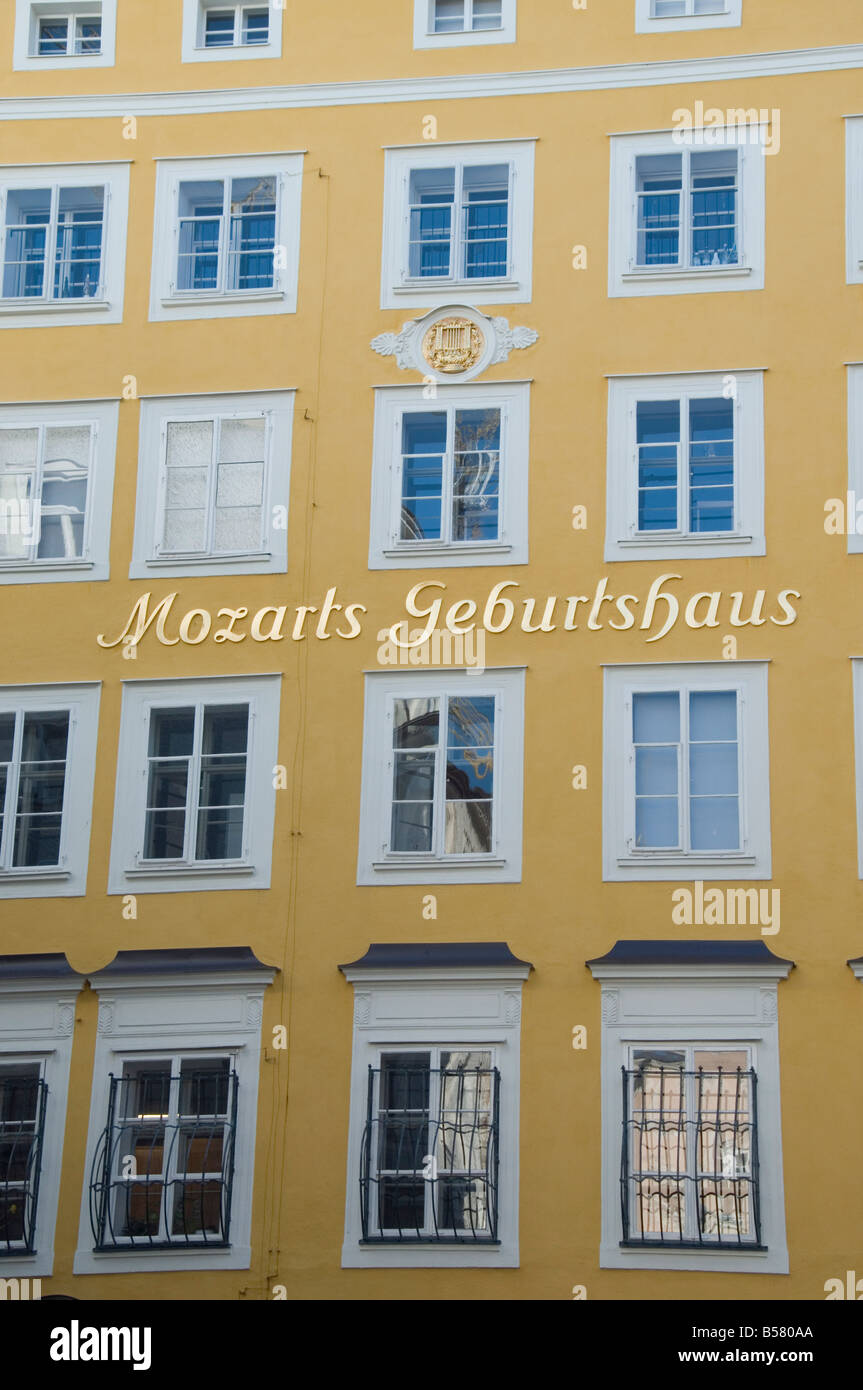 El lugar de nacimiento de Mozart, ahora un museo, en Getreidegasse, Salzburgo, Austria, Europa Foto de stock