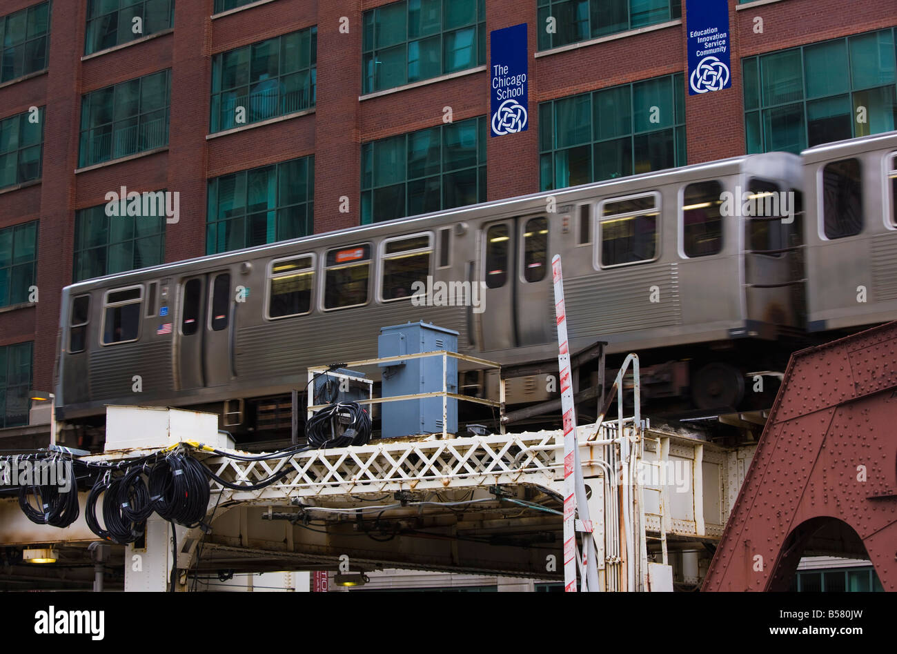 El tren en el tren elevado sistema, Chicago, Illinois, Estados Unidos