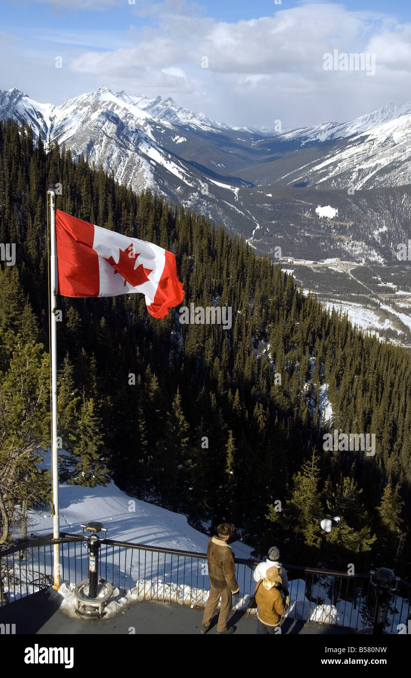 Bandera de Canadá en la cima de la Montaña Sulphur, Parque Nacional de Banff, Sitio del Patrimonio Mundial de la UNESCO, Alberta, Canadá, Norteamérica Foto de stock