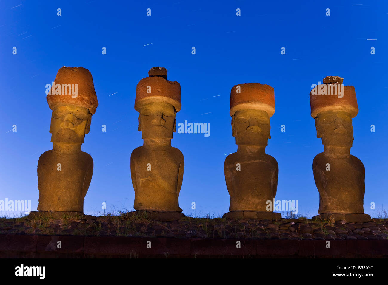 Playa de Anakena, monolítico de piedra gigante estatuas moai de Ahu Nau Nau, cuatro de los cuales han topknots, Rapa Nui, Chile Foto de stock