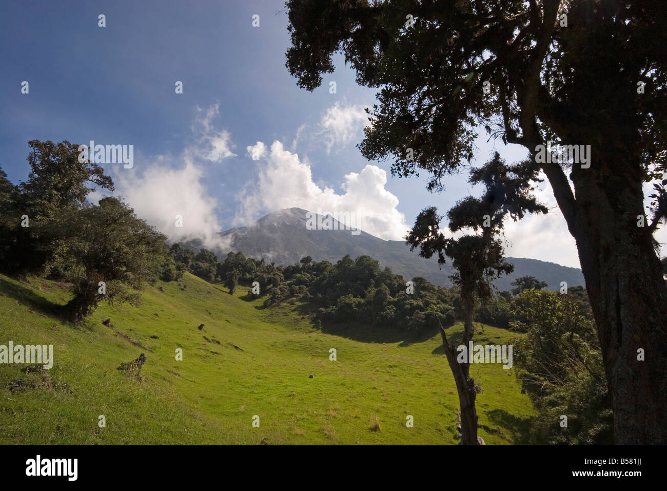El humo sube desde el cráter activo del volcán Tungurahua que amenace a la cercana ciudad de Baños, provincia de Ambato, Ecuador Foto de stock