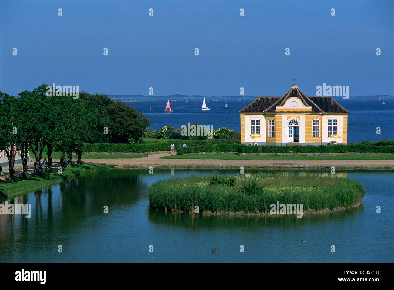 Lago y edificio por la costa, Valdemar Ranura, Dinamarca, Escandinavia, Europa Foto de stock