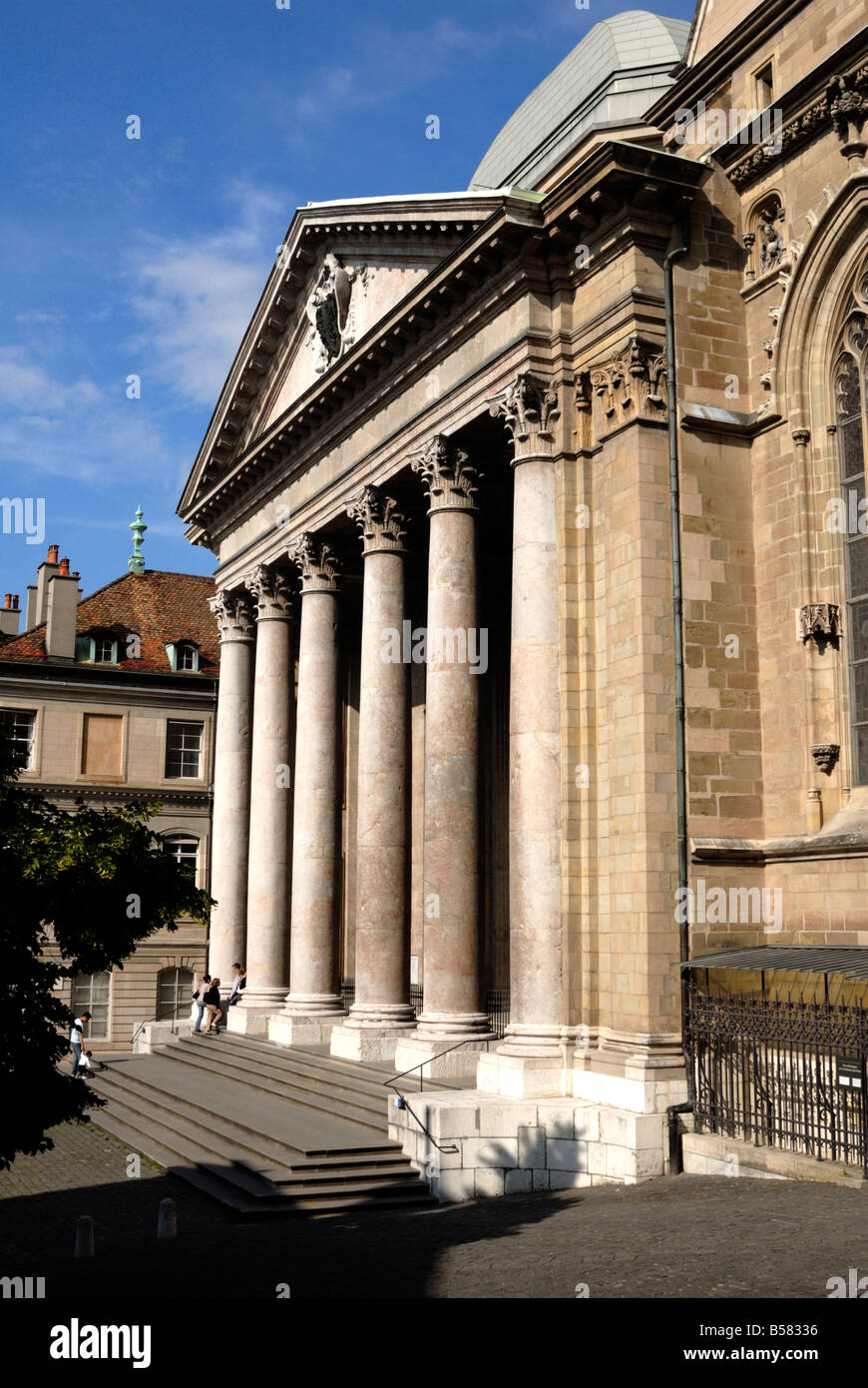 Fachada de la Catedral de San Pedro, ciudad vieja, Ginebra, Suiza, Europa Fotografía de stock