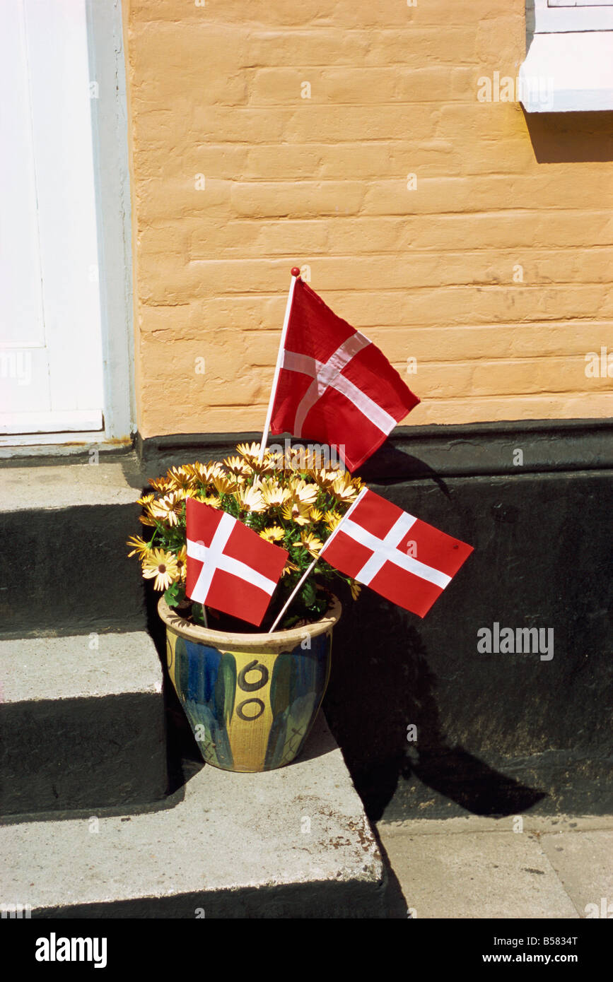 Banderas danesas fuera una casa en Aeroskobing, Aero, Dinamarca, Escandinavia, Europa Foto de stock