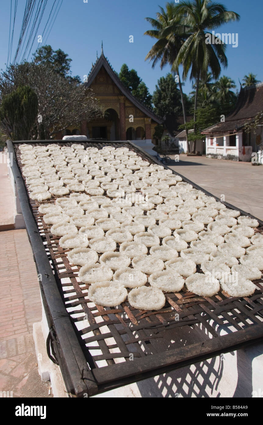 El secado de tortas de arroz para los monjes, Luang Prabang, Laos, Indochina, en el sudeste de Asia, Asia Foto de stock