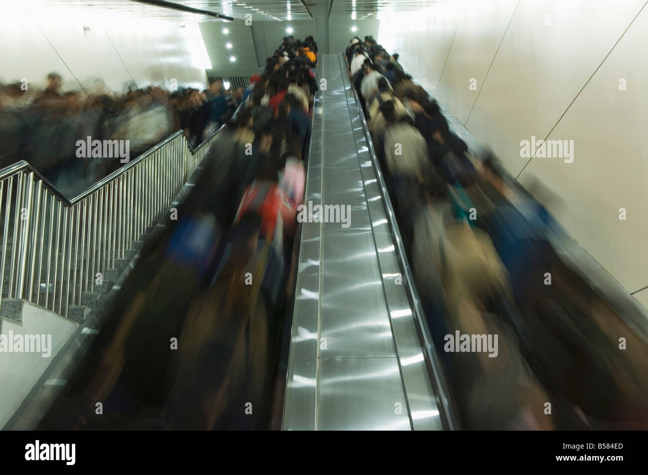 Los pasajeros de moverse en las escaleras del metro de Beijing, Beijing, China, Asia Foto de stock