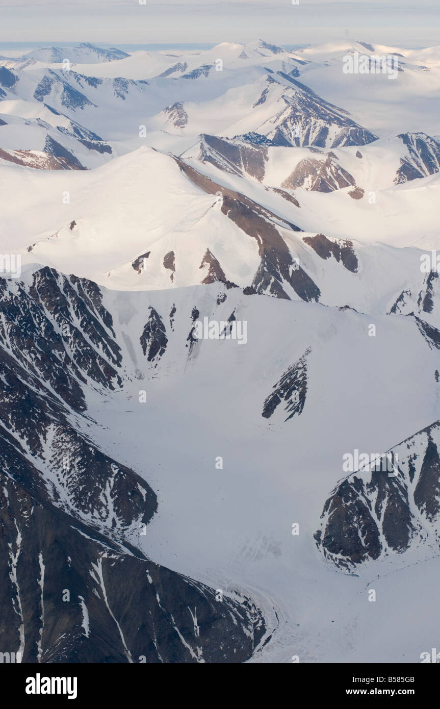 Vistas aéreas de las montañas y los glaciares de la isla Bylot Parkon Nacional Sirmilik Nunavut, Canadá Foto de stock