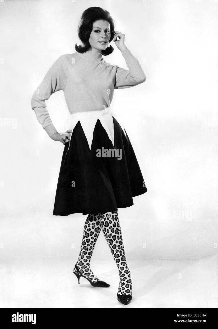 Ropa Misc. 1965: Gloria James suéter de modelado, falda dos tonos con print leotardos. De enero de 1965 P006799 Fotografía de stock - Alamy