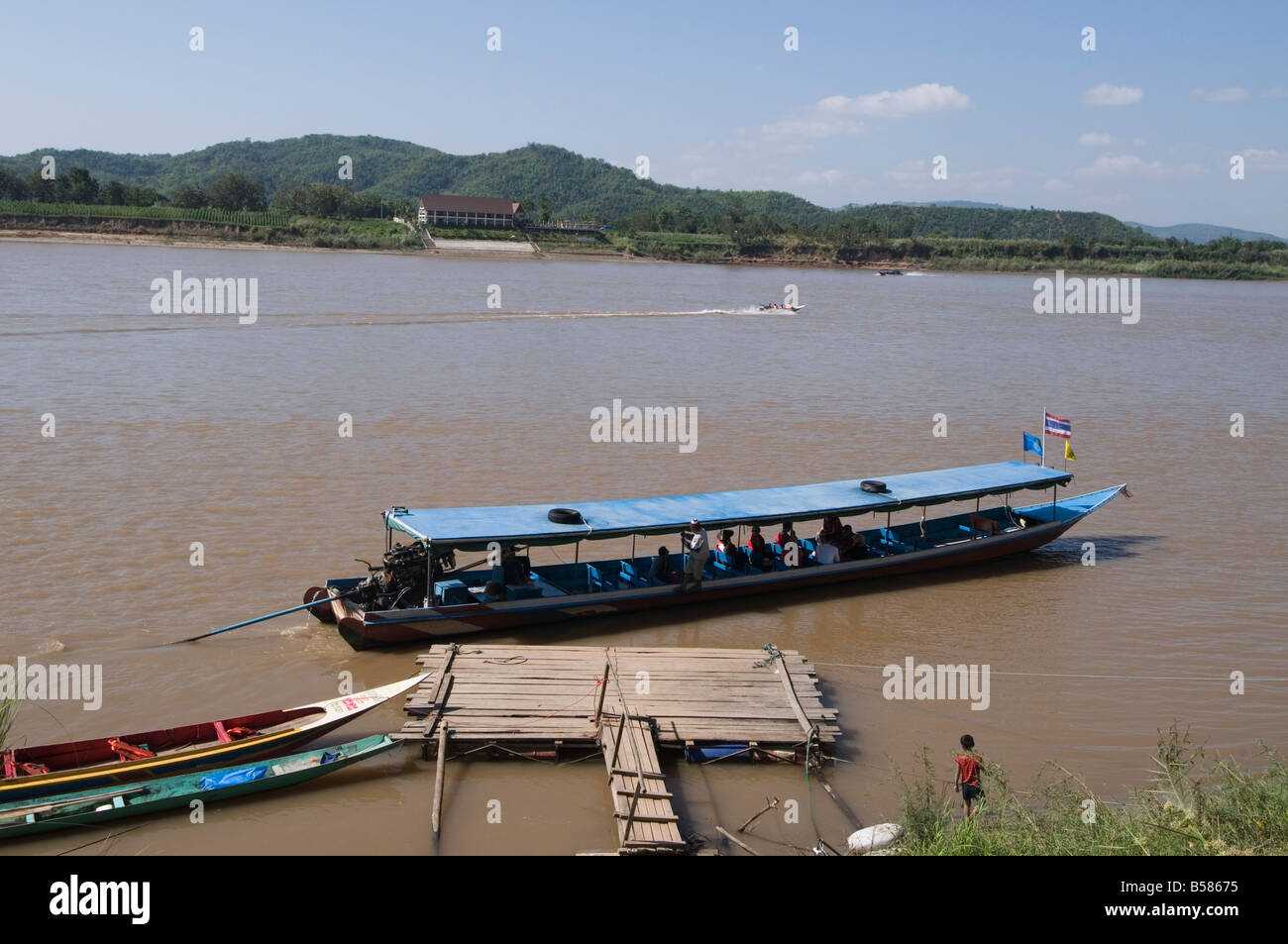 Barco en el río Mekong, de Laos a Tailandia, en la orilla opuesta, Laos, Indochina, en el sudeste de Asia, Asia Foto de stock