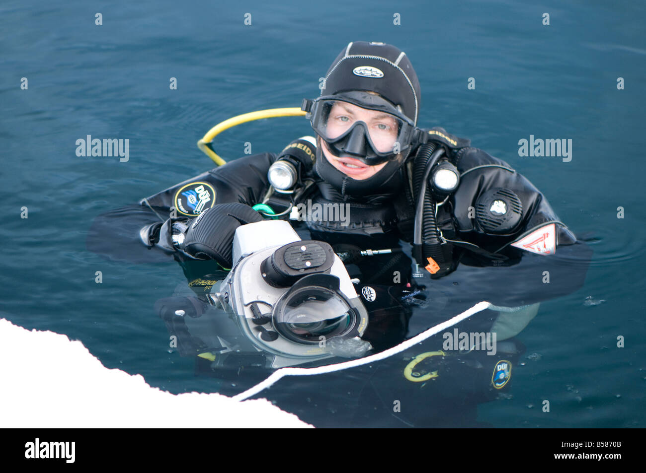 Hielo ártico camerawoman Christina Karliczek buceo buceo sub cero es en aguas árticas en menos de 1 a 8 grados centígrados viste un d Foto de stock
