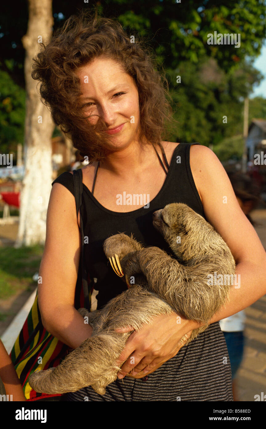Señora abraza tres vetado sloth Alter do Chao zona amazónica Brasil América del Sur Foto de stock