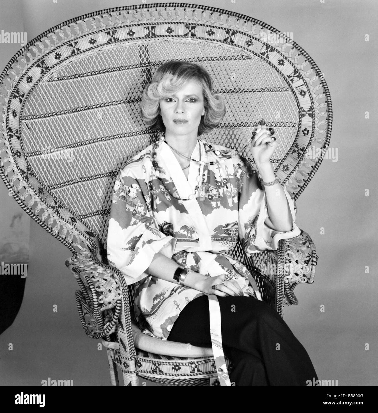 De modas. Kimonos. La Sra. Linda Bruce Lee. Febrero de 1975 75-00710-002 Foto de stock
