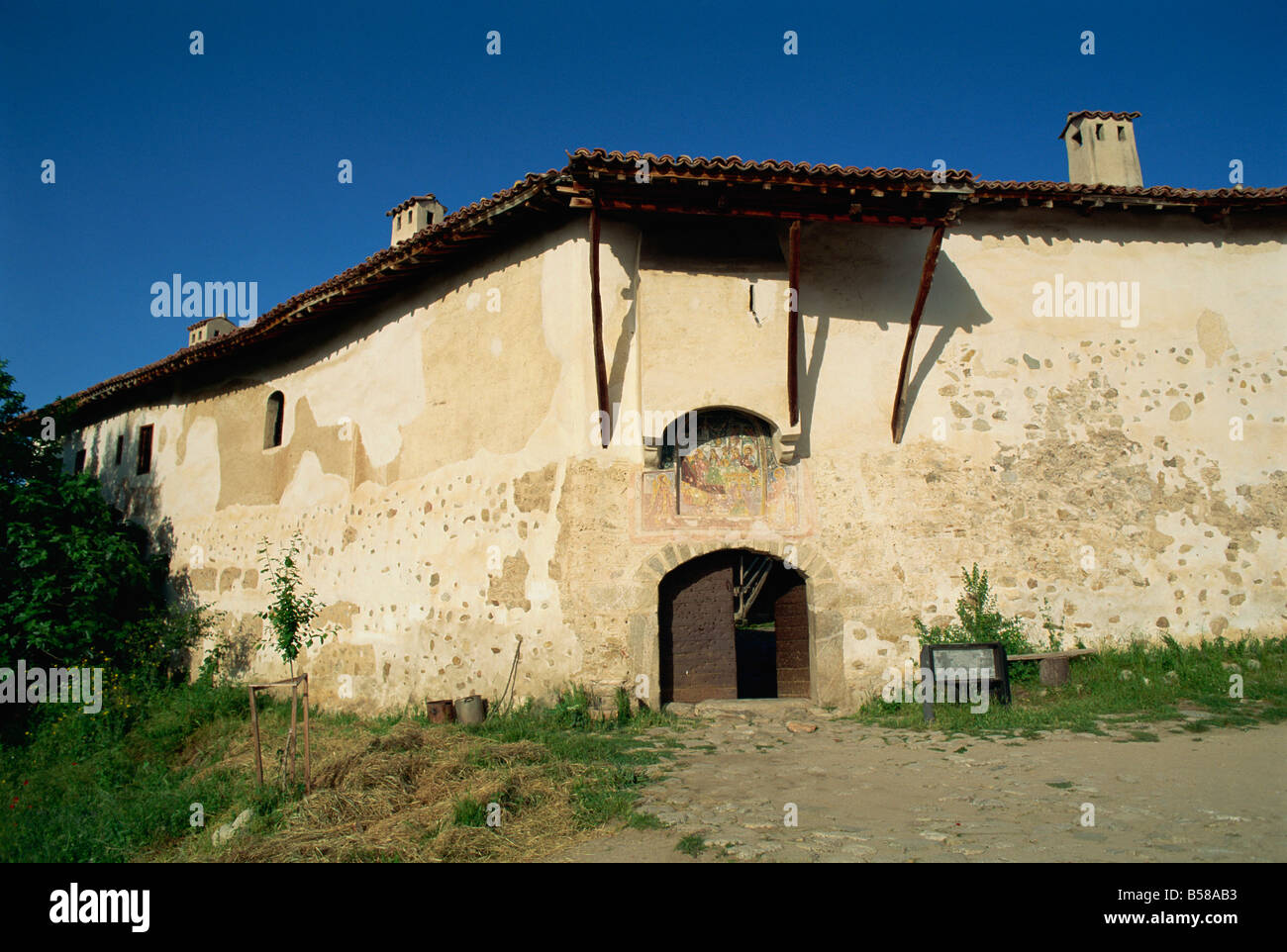 La puerta del monasterio Rozhen, fundada en el siglo XII, Rozhen, Bulgaria, Europa Foto de stock