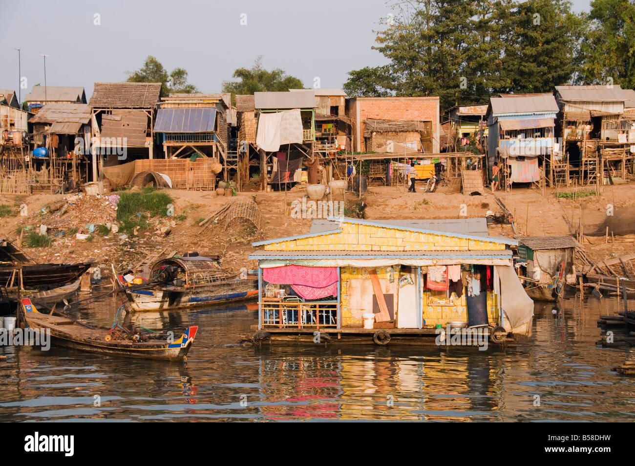 Pueblos de pescadores flotante, el río Mekong, en Phnom Penh, Camboya, en Indochina, en el sudeste de Asia Foto de stock
