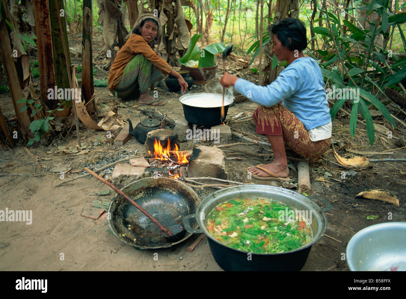 Mujer cocinar en fuego de campamento Indochina Camboya Asia Sudeste Asiático Foto de stock