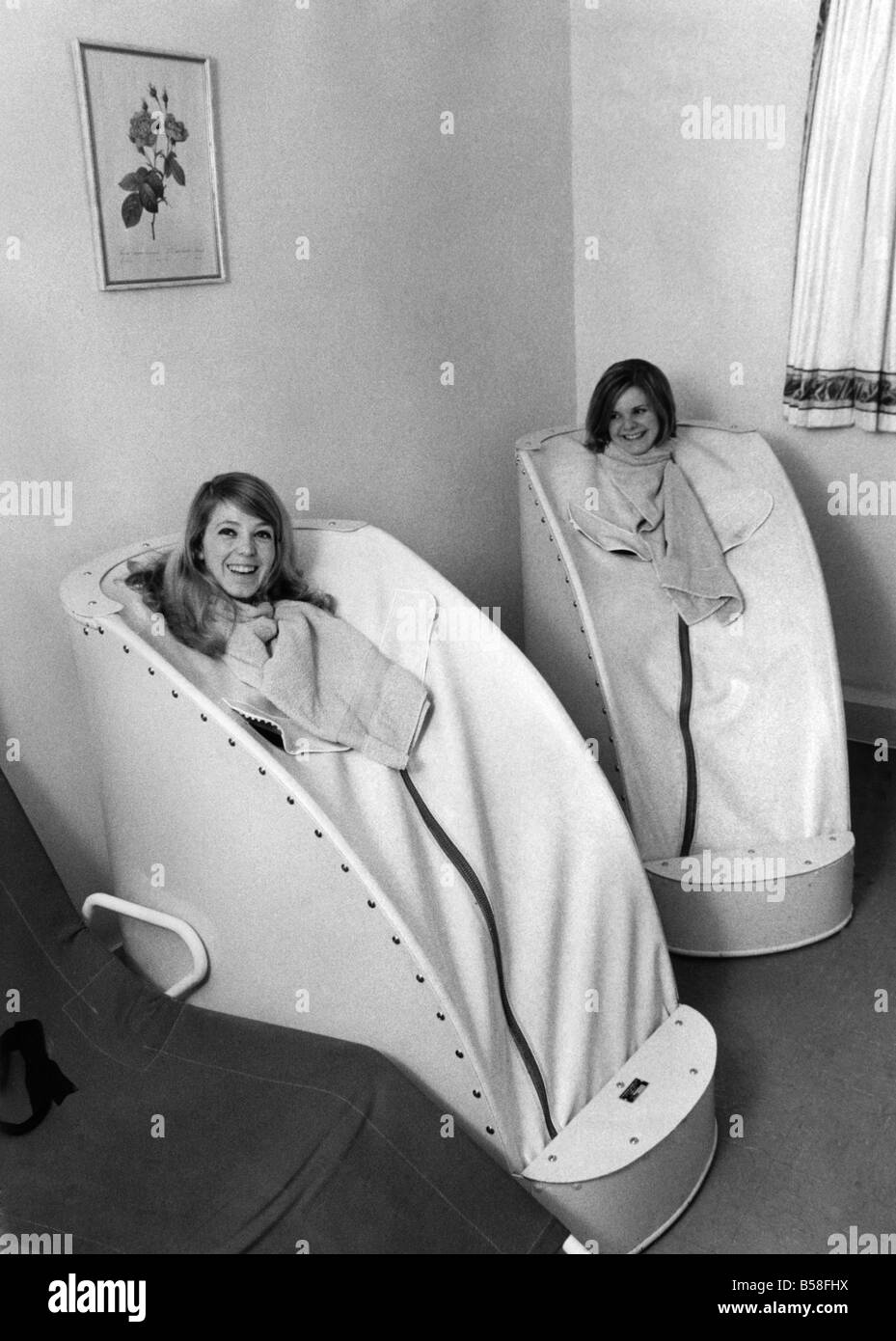 Dos pacientes relajarse en un baño de vapor. De abril de 1968 P005918 Foto de stock