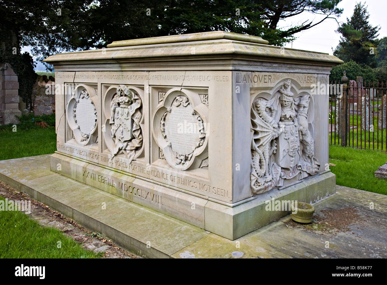 Restaurado recientemente renovado tumba de Lord y Lady Llanover Gales UK Foto de stock
