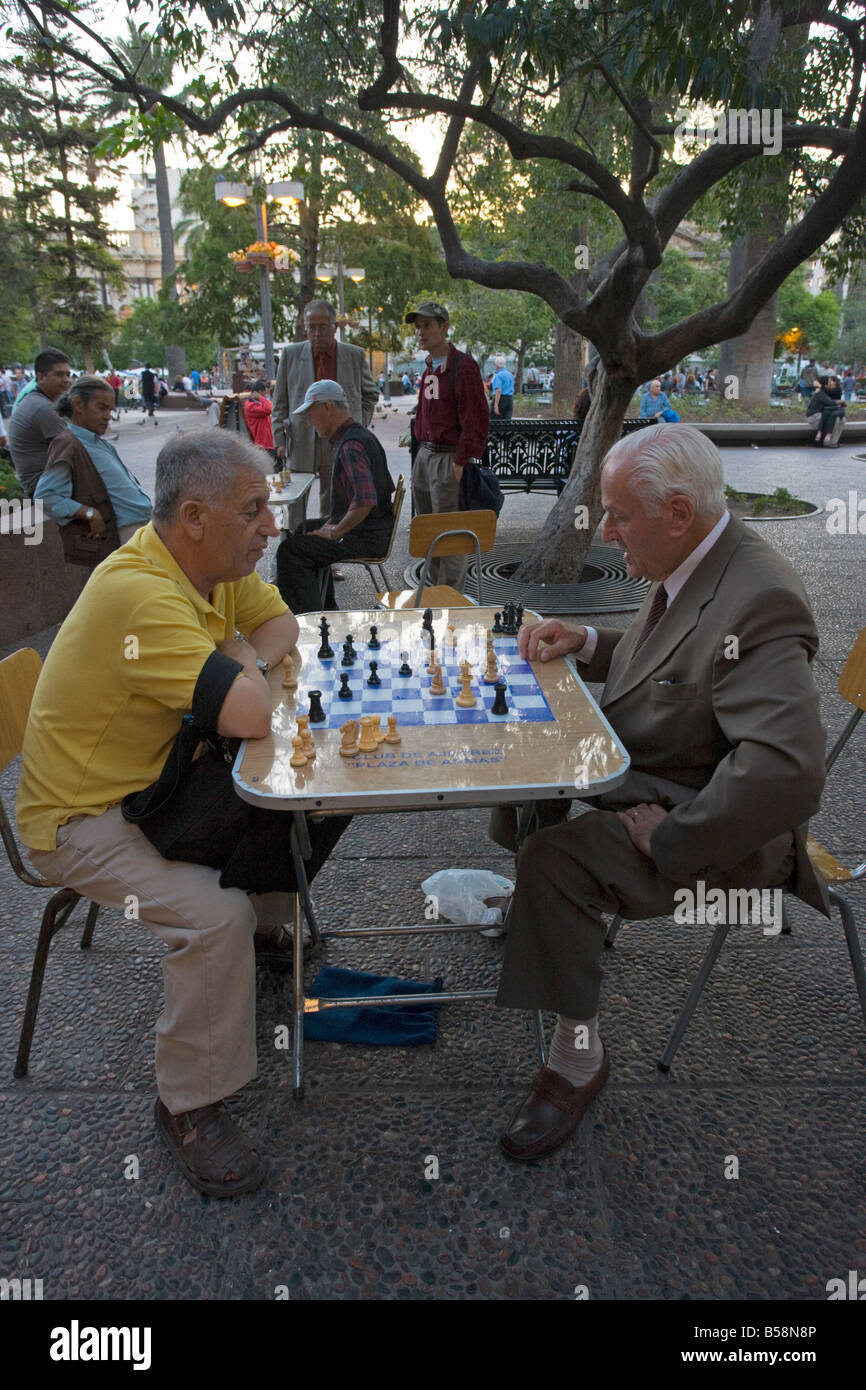 hombres-jugando-al-ajedrez-en-la-plaza-de-armas-santiago-de-chile-sudamerica-b58n8p.jpg