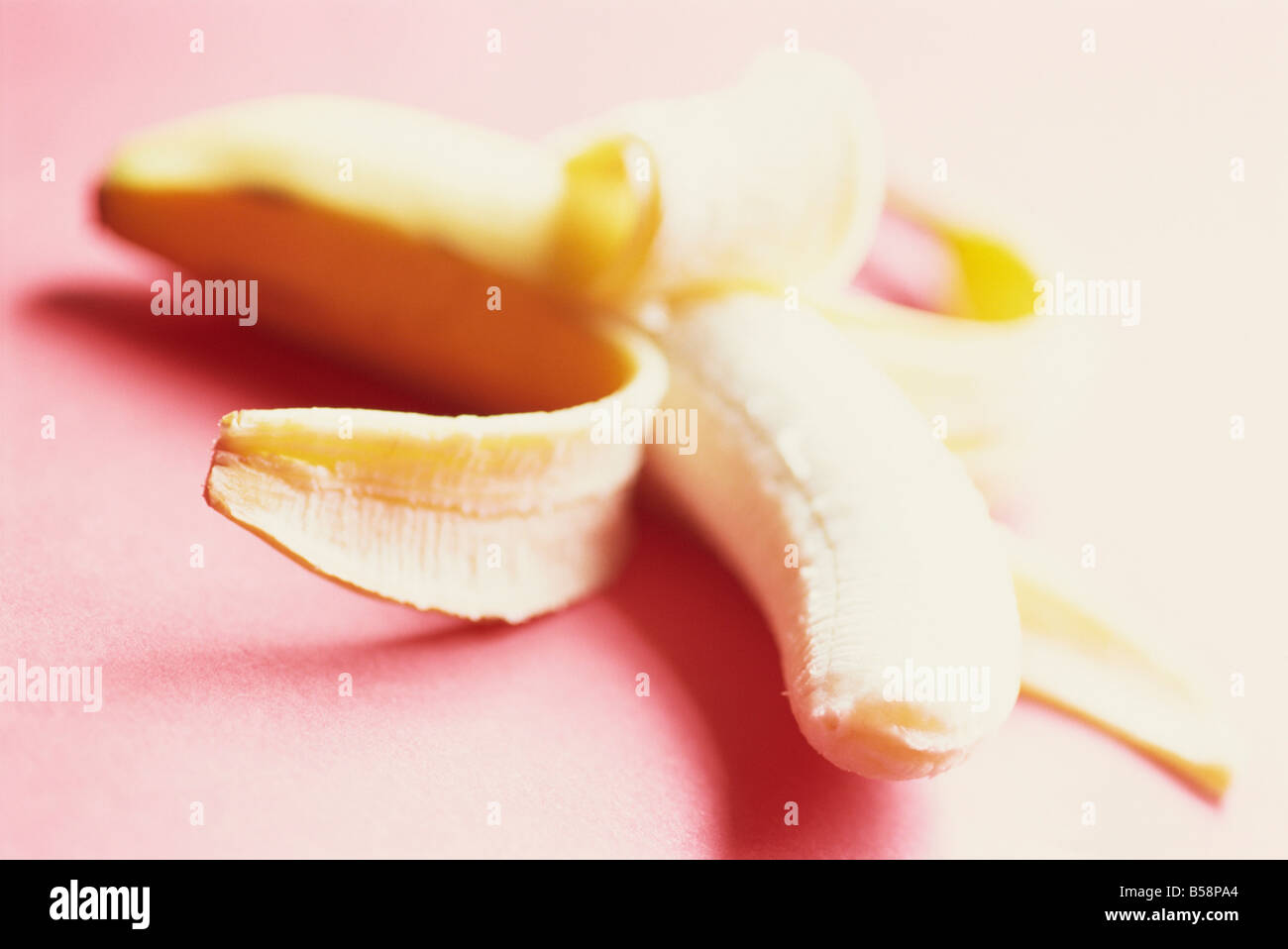 Cierre de un plátano pelado parcialmente L Frost Foto de stock