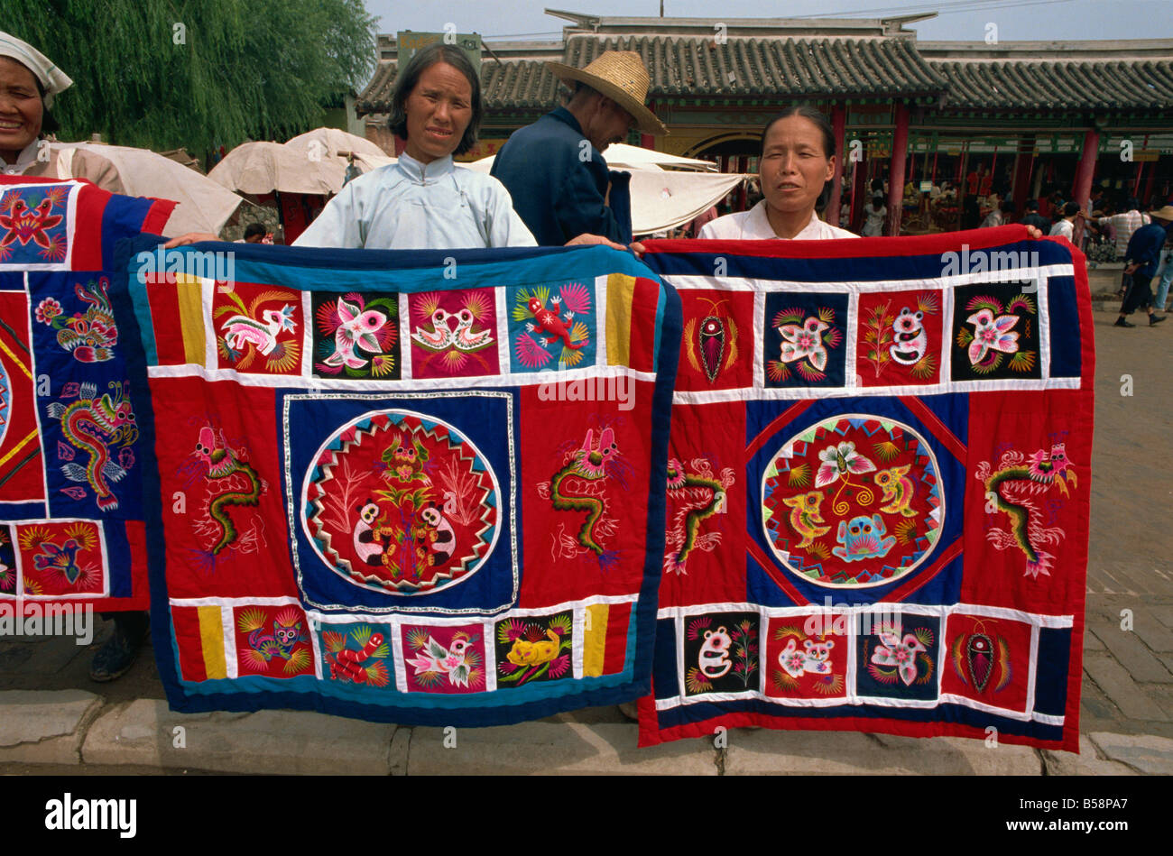 Mujeres que venden bordados Xian China Asia Foto de stock