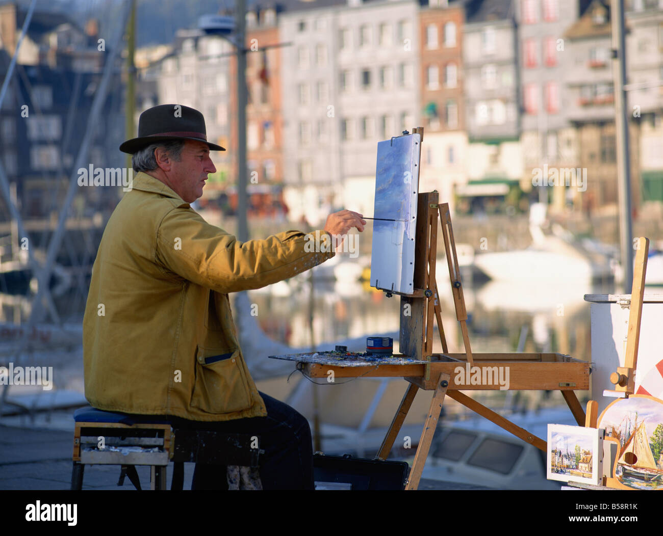 Artista por Old Harbour Honfleur Basse Normandie Francia Europa Foto de stock
