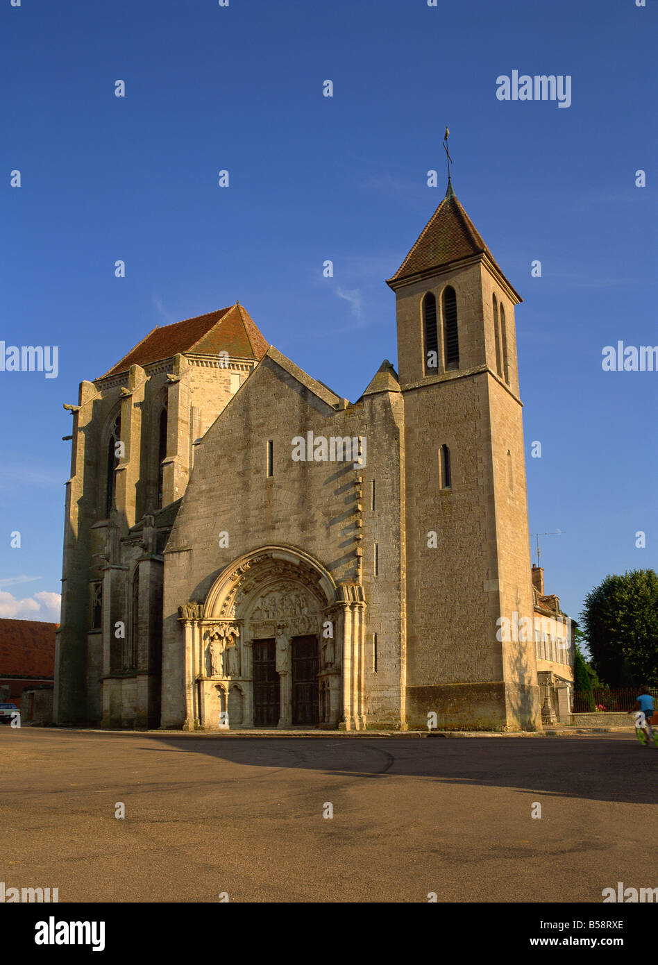 Antiguo priorato, St. Thibault, con excepcionales coro y dintel, Auxois, Borgoña, Francia, Europa Foto de stock