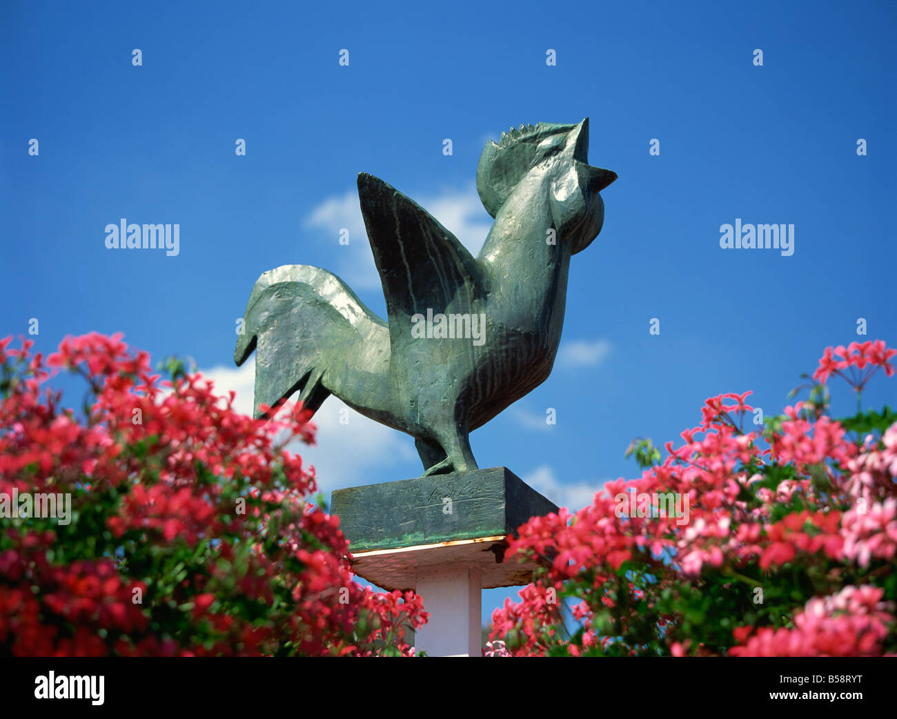 Gallo escultura que representa la famosa Volailles de Bresse, cerca de Bourg en Bresse, Borgoña, Francia, Europa Foto de stock