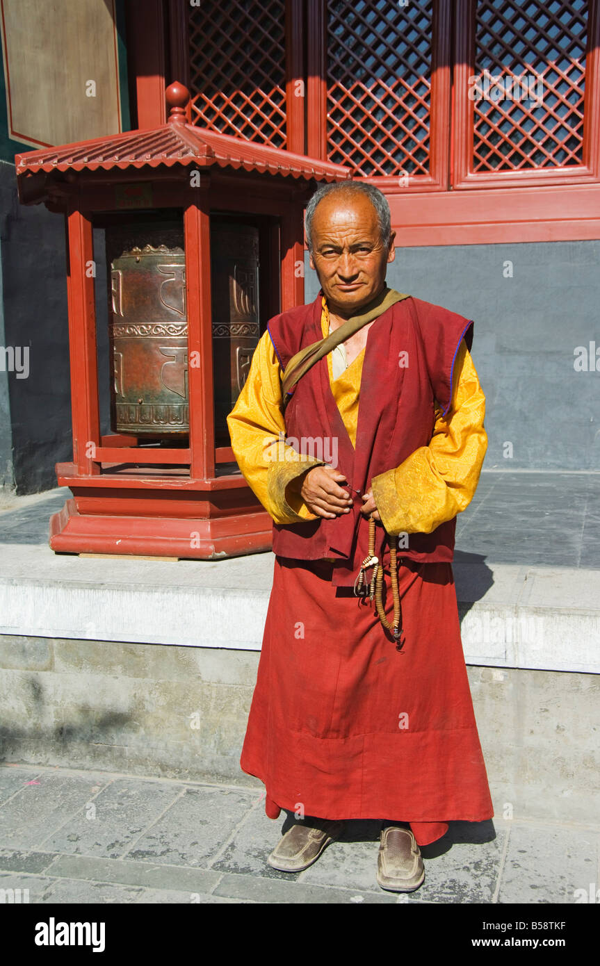 Un monje en Yonghe Gong templo budista Lama tibetano, Beijing, China  Fotografía de stock - Alamy