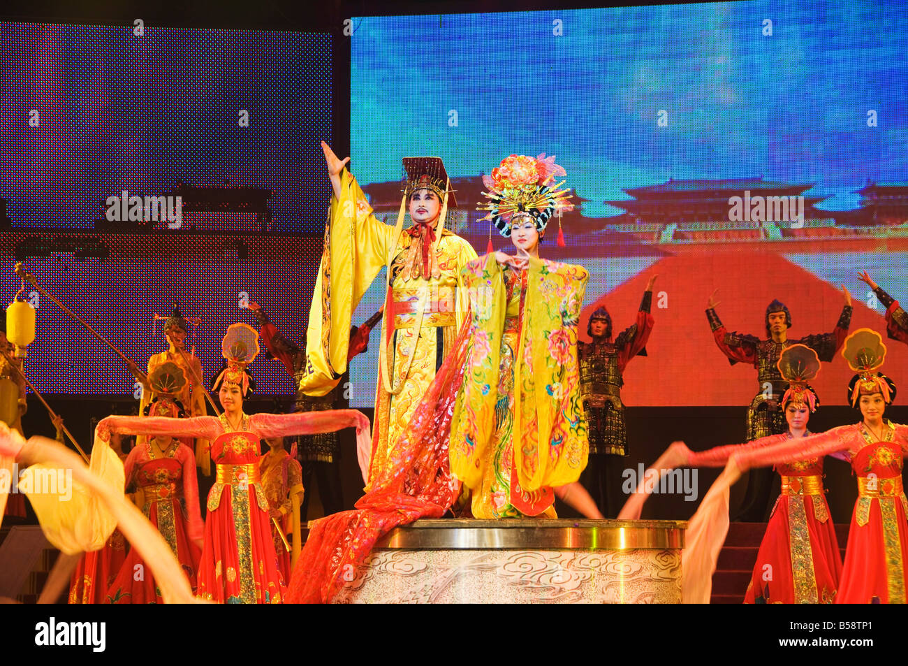 Dinastía Tang show de música y danza en el Gran Teatro del Sol, de la ciudad de Xian, provincia de Shaanxi, China Foto de stock