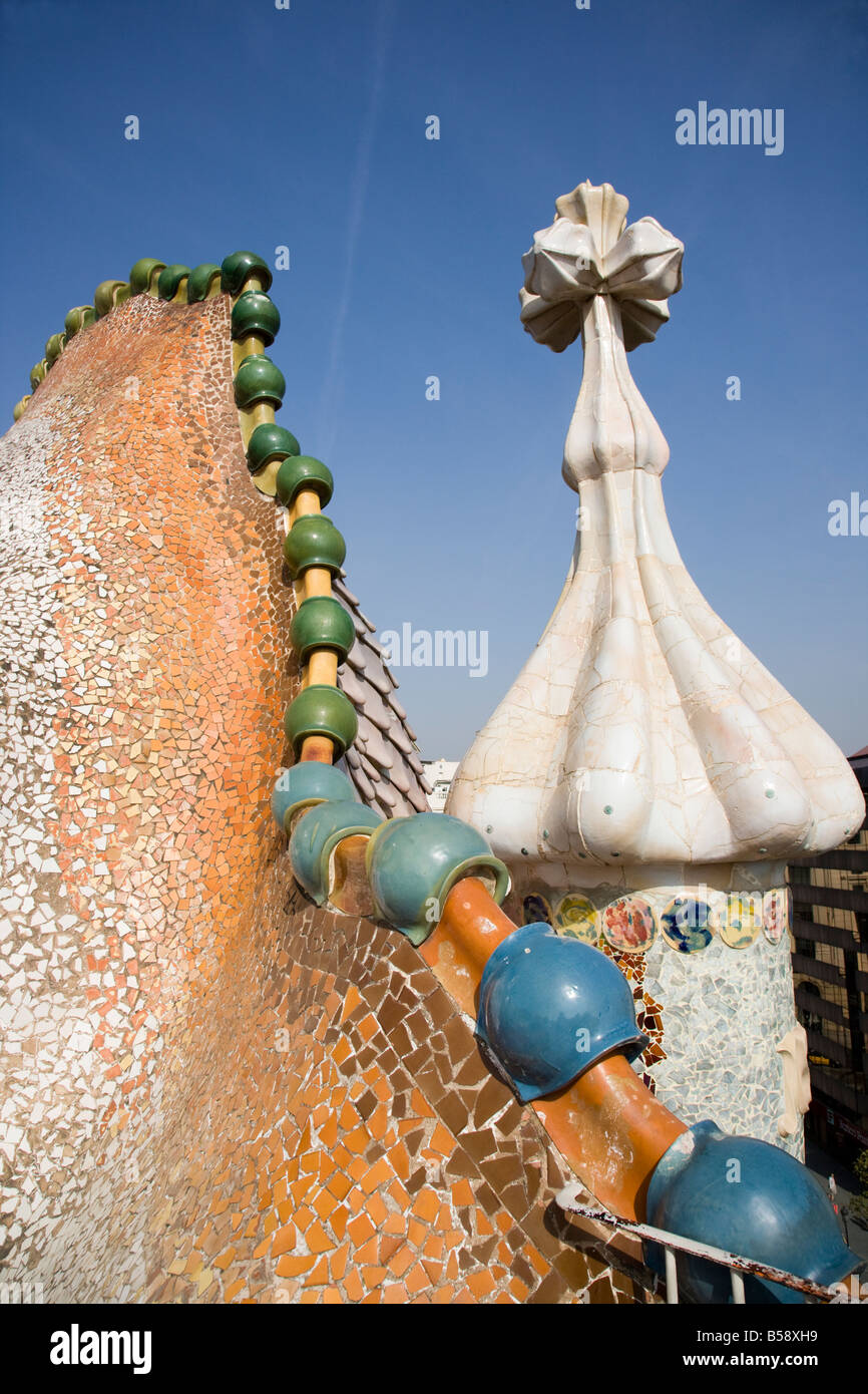 Bizarre chimeneas y techos que sobresalen del tejado de la Casa Batlló de Gaudí, Anton apartamento modernista CASA EN BARCELONA Foto de stock