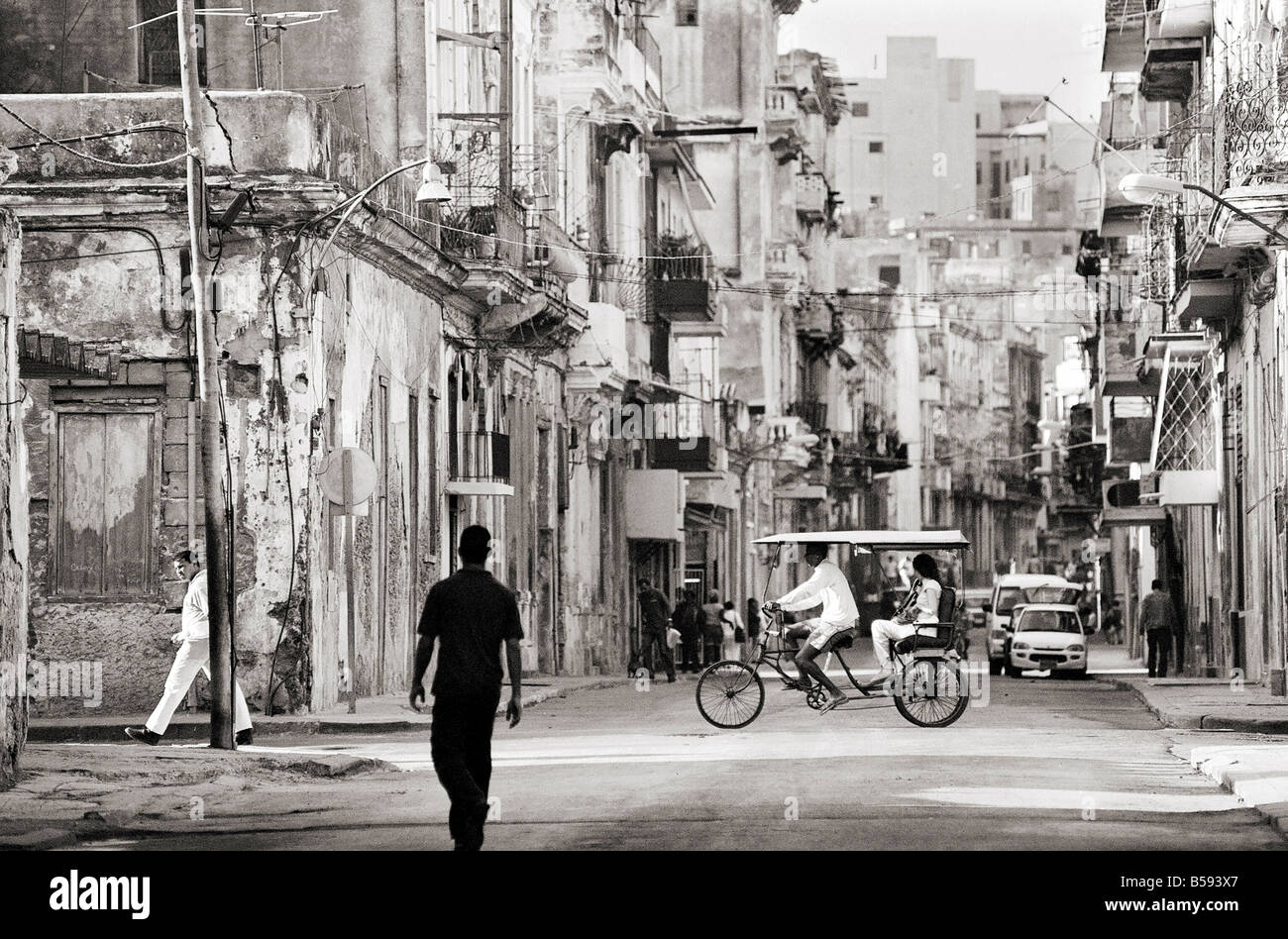 Imagen tomada con una Holga 120 películas de formato medio Cámara juguete de vista a lo largo de la transitada calle de La Habana, Cuba, Las Antillas Centroamérica Foto de stock