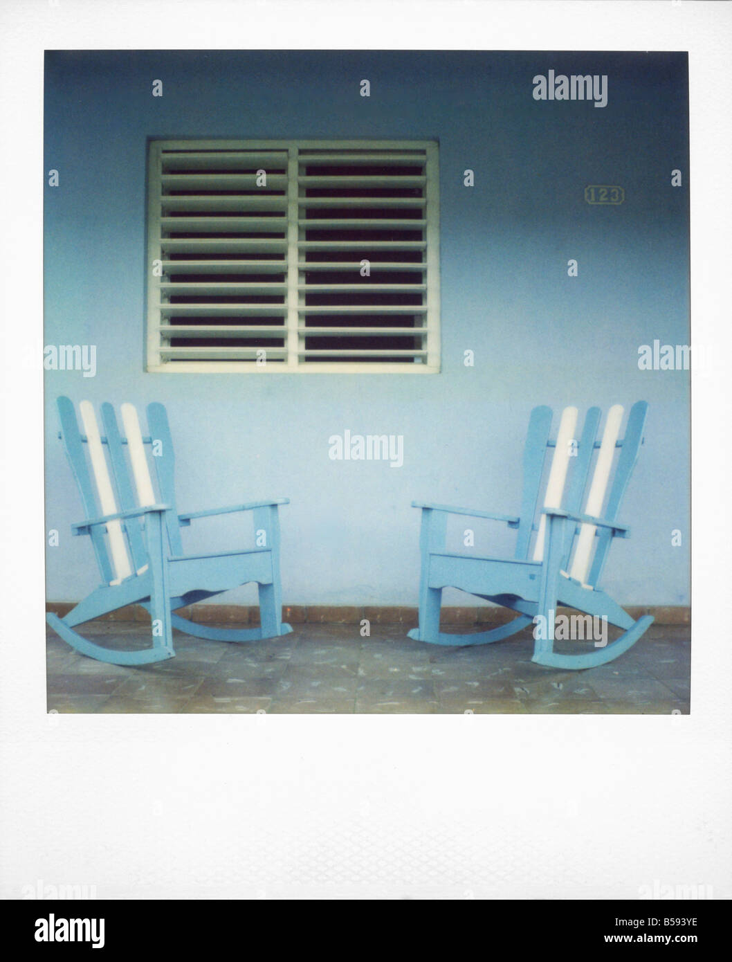Sillas pintadas de blanco fotografías e imágenes de alta resolución - Alamy