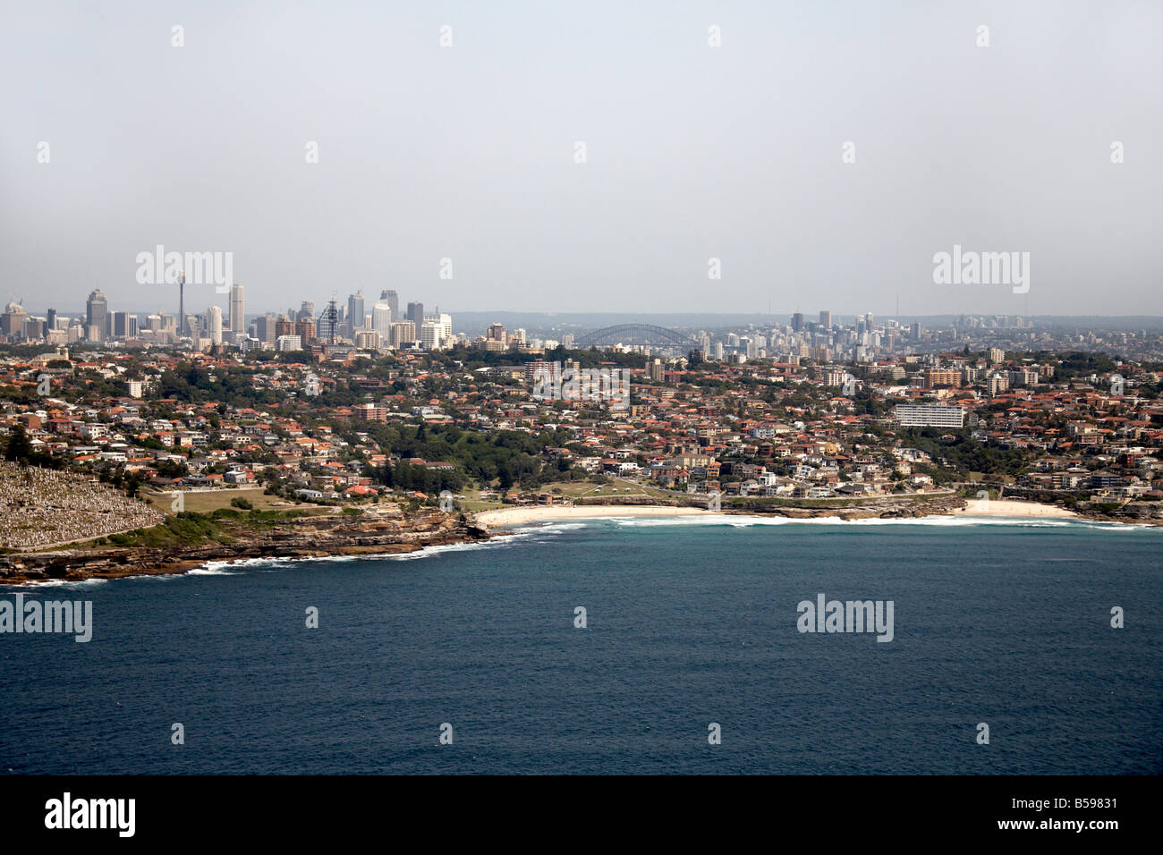 Vista aérea del noroeste de la ciudad de Nelson Bay scyscrapers y el Puente del Puerto de Sydney, NSW, Australia distancia oblicua de alto nivel Foto de stock