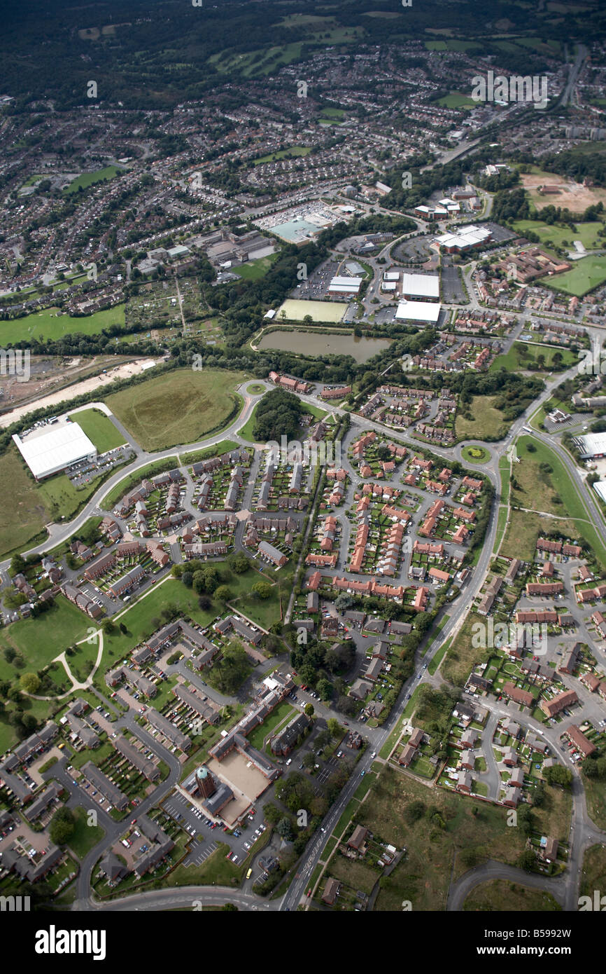 Vista aérea del sur al oeste de obras industriales casas suburbanas Tessall Lane Frankley Birmingham B45 en Inglaterra Foto de stock