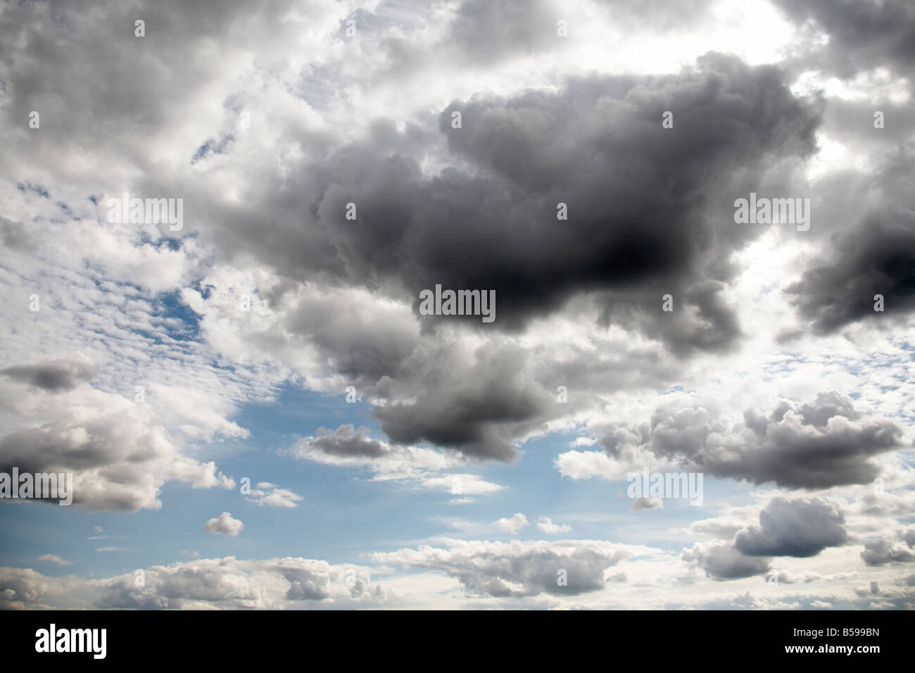 Visión abstracta de nubes grises y blancas y cielo azul Inglaterra Nottinghamshire oblicuo de alto nivel Foto de stock