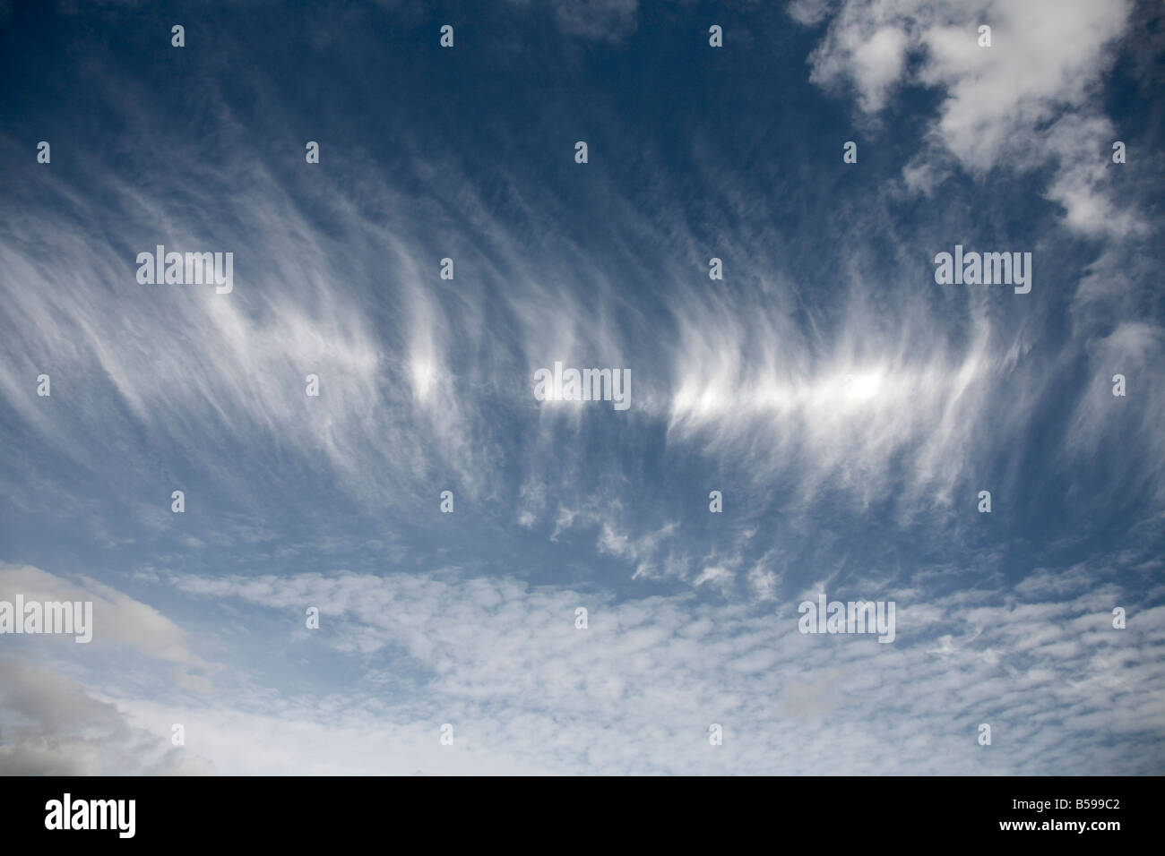 Visión abstracta de patrones de nubes y el cielo azul Nottinghamshire Inglaterra oblicuo de alto nivel Foto de stock