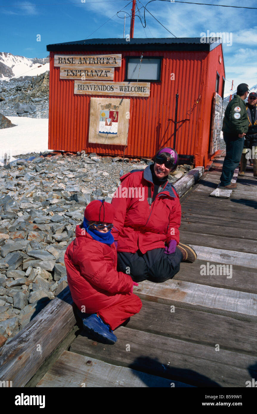 La Antártida es la primera comunidad de la aldea en la base argentina de esperanza en la Península Antártica las regiones polares Foto de stock