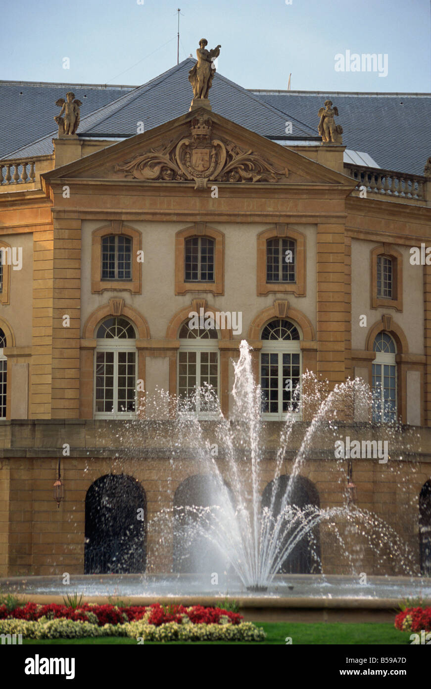 Fuente en la Plaza de la comedie que alberga el teatro más antiguo de Francia, en Metz, Lorraine, Francia, Europa Foto de stock