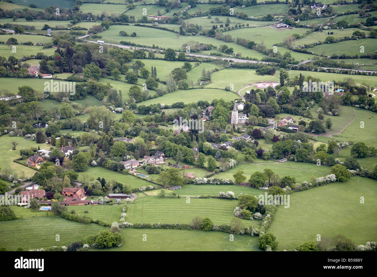 Vista aérea del sur de Lapworth Village país alberga jardines árboles campos iglesia Church Lane autopista M40 Warwickshire B94 Engla Foto de stock