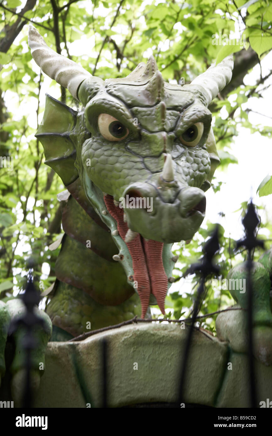 Modelo animado dragón en Blackgang Chine Fantasy Park Isle of Wight Inglaterra Familia y la atracción de visitantes para niños Foto de stock