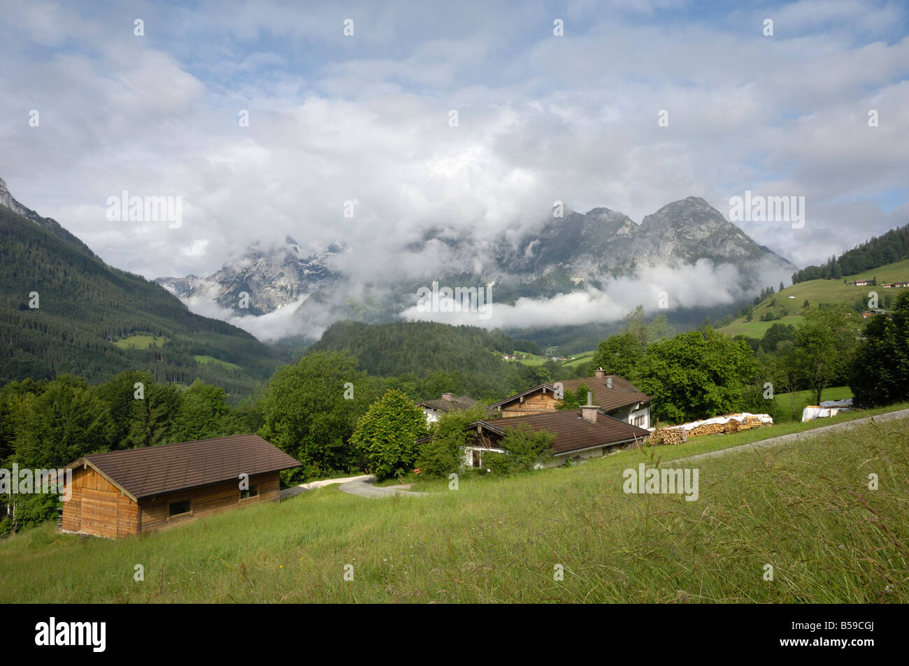Las nubes bajas alrededor de las montañas cerca de Ramsau, Parque Nacional Berchtesgarden, Baviera, Alemania Foto de stock