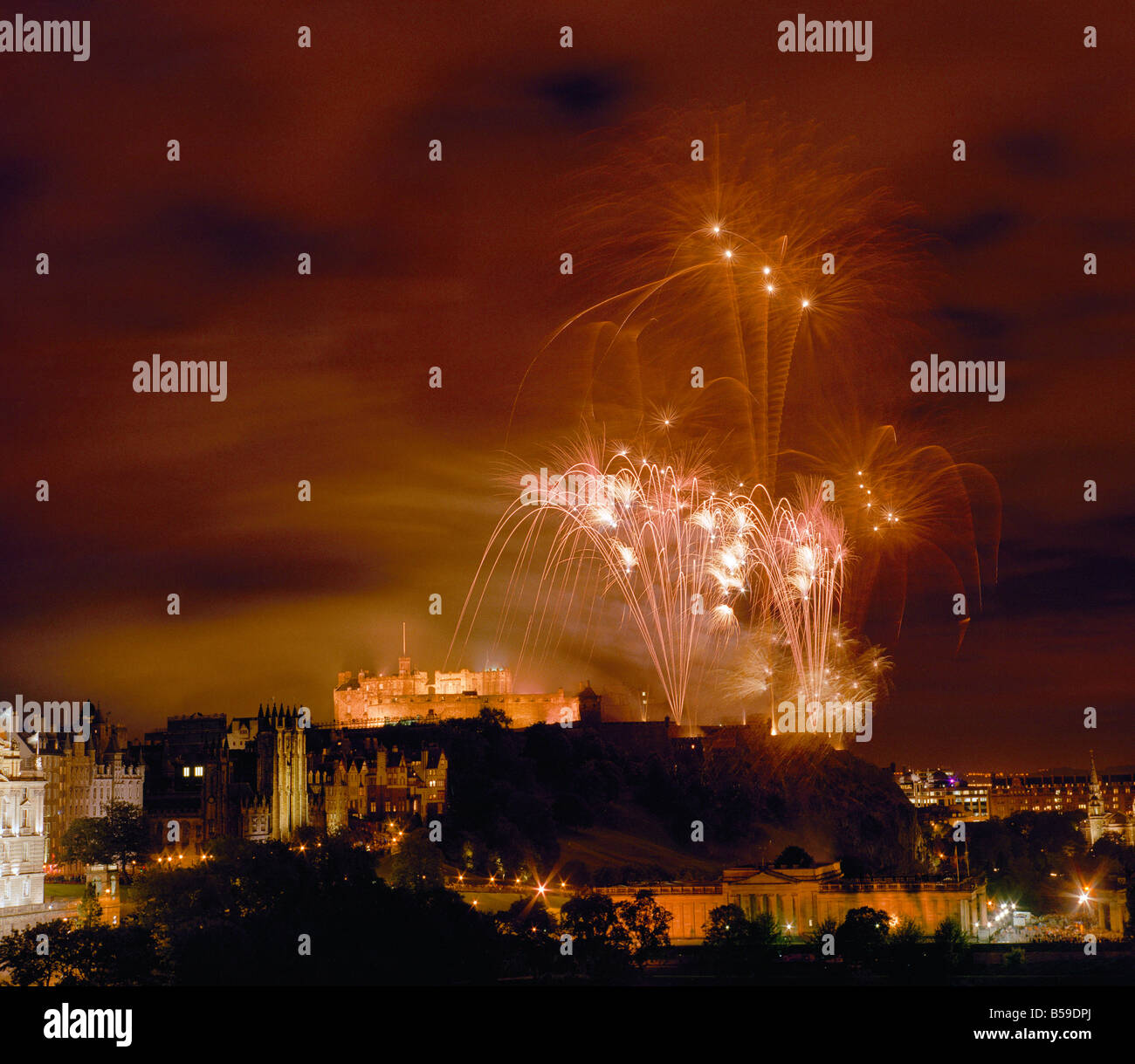 Los fuegos artificiales en el castillo de Edimburgo, Escocia, visto desde el hotel Balmoral Foto de stock