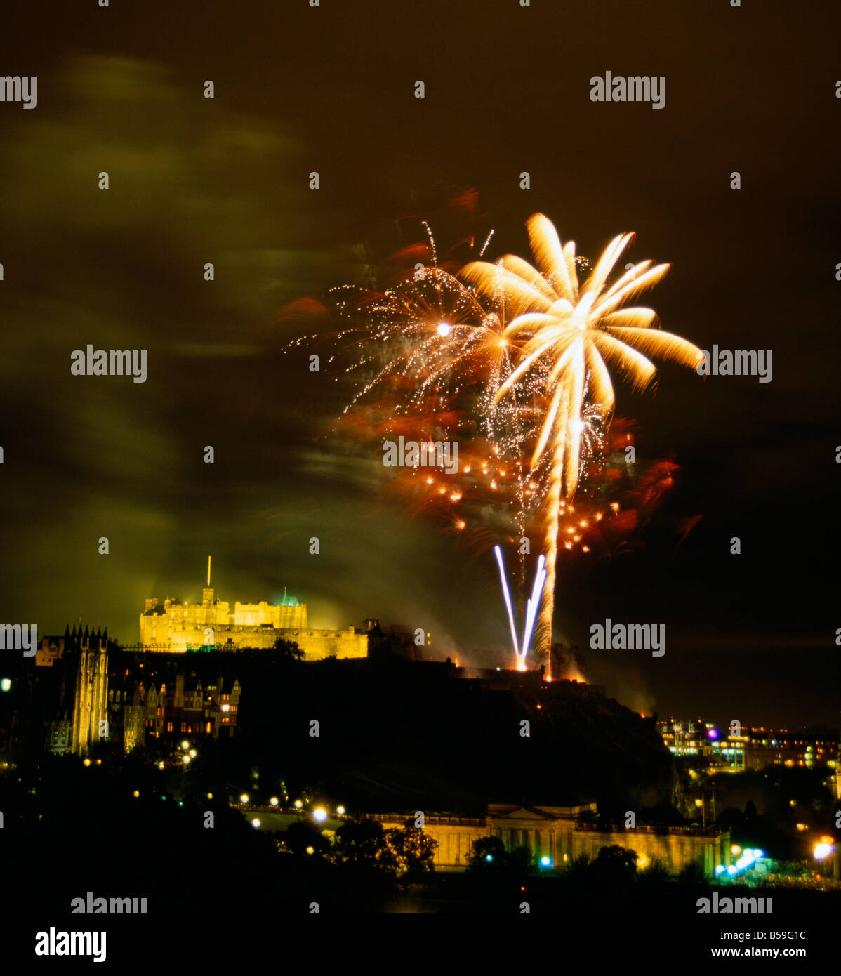 Efecto de una palmera en el castillo de fuegos artificiales en el castillo de Edimburgo, Escocia, visto desde el hotel Balmoral Foto de stock